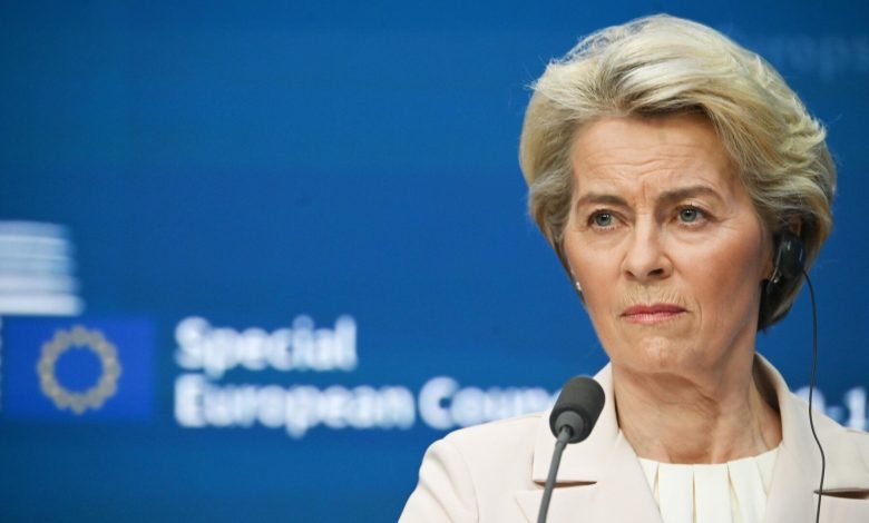 Von der Leyen, Ukrayna'ya yeni mali yardım teklif ettiği için eleştirildi