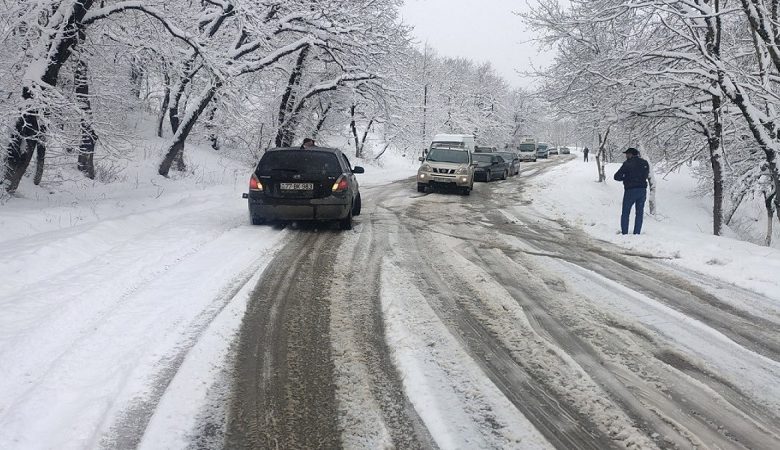 Yoğun kar nedeniyle Şamahı-İsmailli yolu ulaşıma kapandı