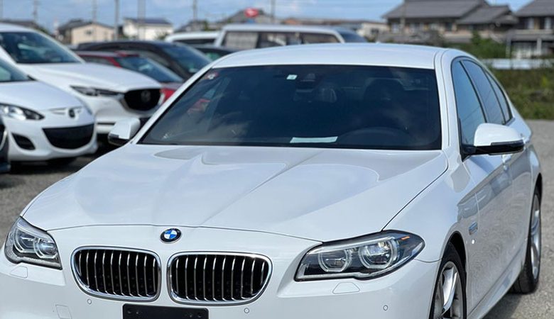 Bakü'de BMW 528'i esrarın etkisi altında sürdü ve kazaya neden oldu