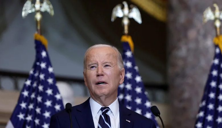 Biden Güney Carolina'da ön seçimi kazandı