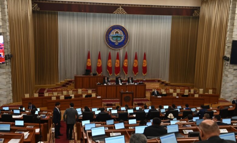 Kırgızistan Parlamentosu ikinci okumada “yabancı temsilcilere ilişkin” yasa tasarısını onayladı