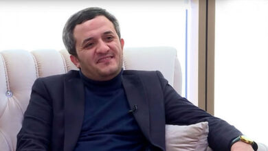 Orkhan meyhaneden uzaklaşıyor: "Sepli traktör gibidir, saban sürer ve sürer"