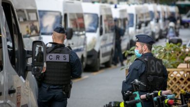 Paris'te bıçaklı bir kişi istasyondaki insanlara saldırarak insanları öldürdü ve yaraladı.