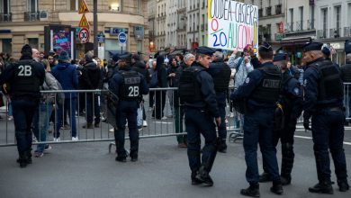 Paris'te binlerce öğretmen maaşlarının artırılması talebiyle gösteri yapıyor