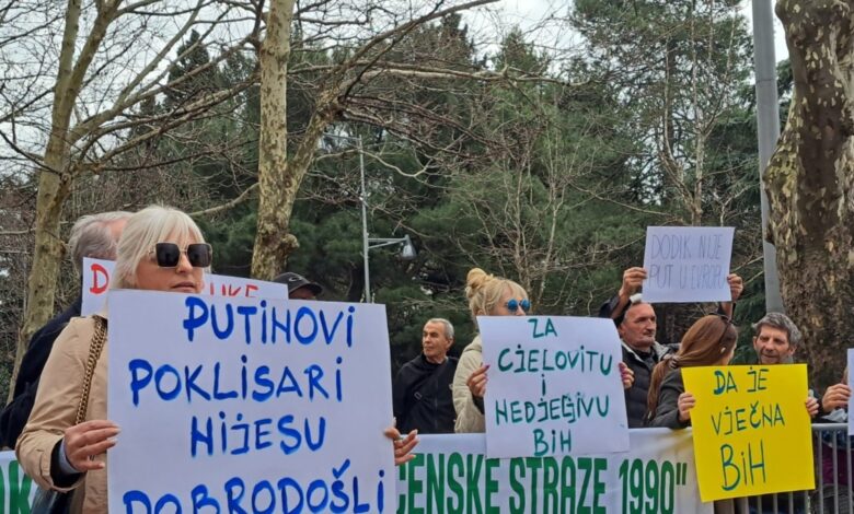 Sırbistan'ın lideri Karadağ'da protestolarla karşılandı