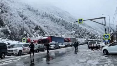 Sürücüler Gürcistan-Rusya sınırına giden yolda büyük trafik sıkışıklığı yaşandığını bildirdi