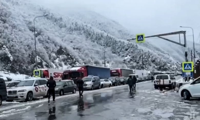 Sürücüler Gürcistan-Rusya sınırına giden yolda büyük trafik sıkışıklığı yaşandığını bildirdi