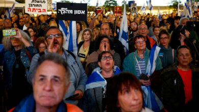 Tel Aviv protestosunda kadın kafasına yumruk attı - İsrail Haberleri