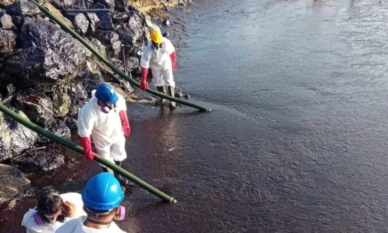 Tobago açıklarında kimliği belirlenemeyen bir petrol gemisi alabora oldu: Ülkede olağanüstü hal var