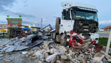 Türkiye'de mermer taşıyan kamyonla minibüs çarpıştı, 9 kişi yaralandı