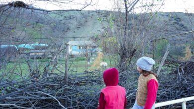 Valvala nehri tarafından sıklıkla "yıkanan" konuk köy