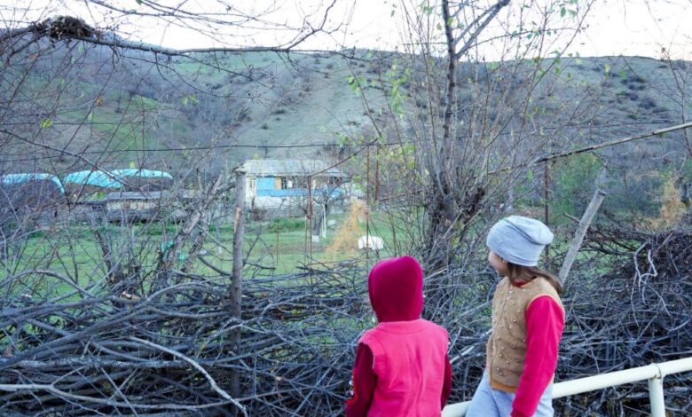 Valvala nehri tarafından sıklıkla "yıkanan" konuk köy