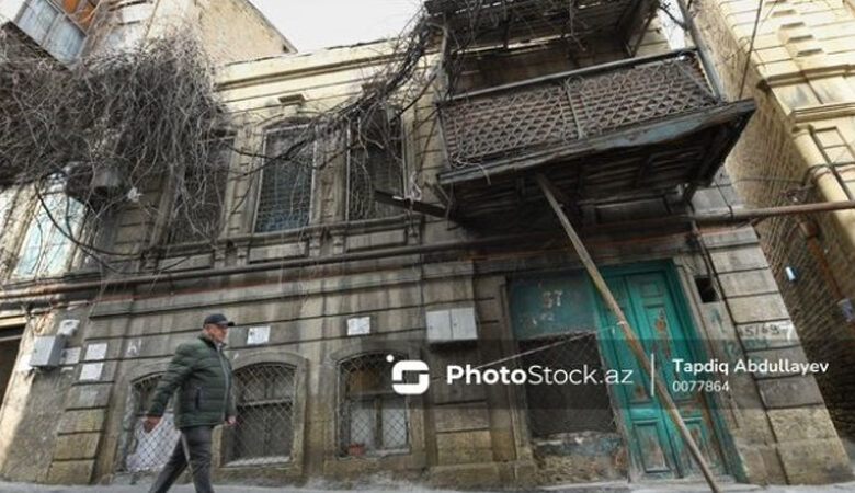 Bakü'de tehlikeli durum: Kazanın balkonuna ince tahta direk koydular (FOTOĞRAF)