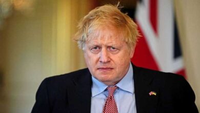 Boris Johnson, annesinin burnunu kırdıktan sonra babasına kahraman dedi