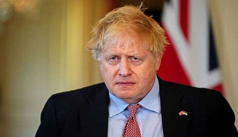 Boris Johnson, annesinin burnunu kırdıktan sonra babasına kahraman dedi