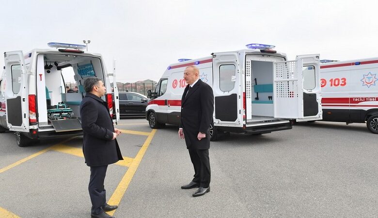 Cumhurbaşkanı yeni alınan modern ambulanslarla tanıştı (FOTOĞRAF)