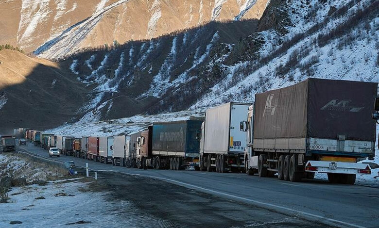 Dört binden fazla kamyon Yukarı Lars'tan geçmek için bekliyor.