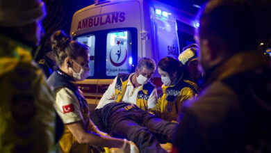 İstanbul'da TIR binek otomobili devirdi, ölenler var