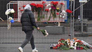 Kuzey Kafkasya ve Güney Rusya'da Crocus Belediye Binası'nda öldürülenlerin yasını tutuyorlar