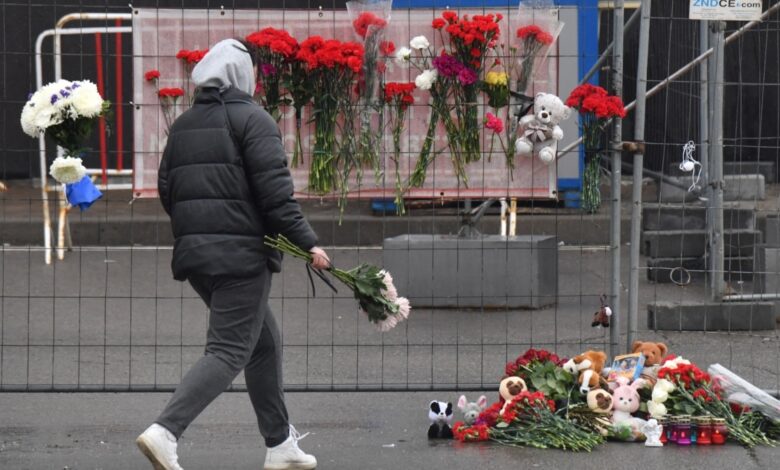 Kuzey Kafkasya ve Güney Rusya'da Crocus Belediye Binası'nda öldürülenlerin yasını tutuyorlar