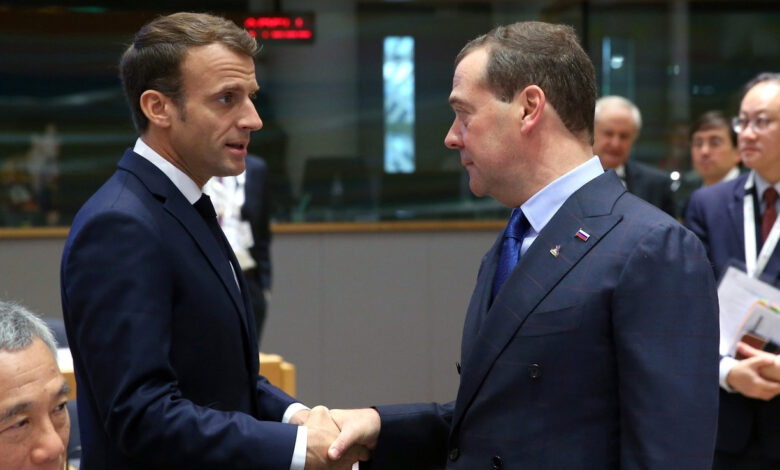 Medvedev, Macron'u korkak olarak nitelendirdi