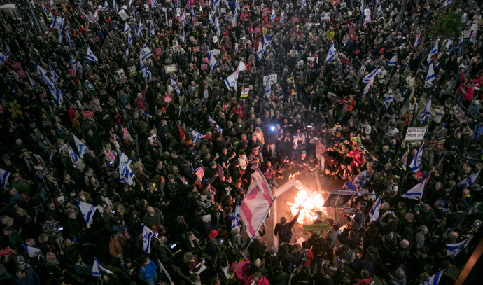 On binlerce kişi Netanyahu hükümetini protesto etti ve seçim çağrısı yaptı - İsrail Siyaseti