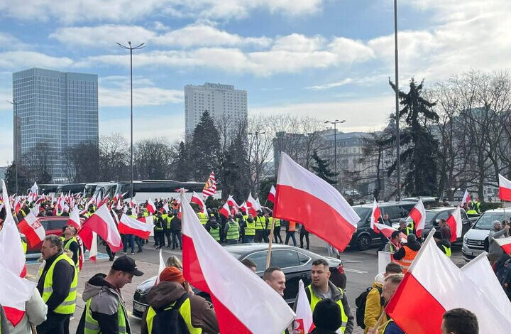 Polonyalı çiftçiler Başbakanlık ofisi ve parlamento önünde gösteri yaptı