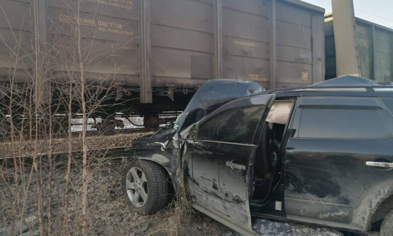 Rusya'da bir otomobil trenle çarpıştı, 20 vagon raydan çıktı