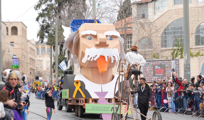 Sessiz müzik, sarı kurdeleler: Savaşın gölgesinde Kudüs Purim geçit töreni - İsrail Haberleri