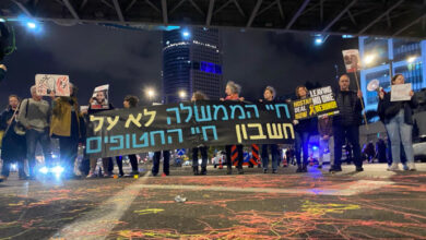 Tel Aviv protestocusu arabaya tırmandı, sürücü yoluna devam ediyor - İsrail Haberleri