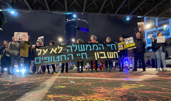 Tel Aviv protestocusu arabaya tırmandı, sürücü yoluna devam ediyor - İsrail Haberleri