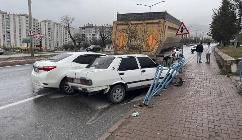 Türkiye'de iki binek otomobil römorkla çarpıştı, 5 kişi yaralandı