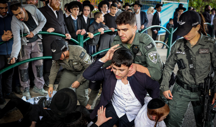 Ultra-Ortodoks Yahudiler, IDF'nin taslağını protesto etmek için İsrail otoyolunu kapattı - İsrail Haberleri