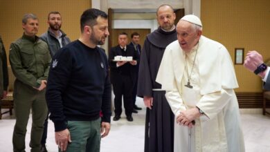 Zelensky, Francis'in Rusya ile müzakere masasına oturma teklifine sert yanıt verdi