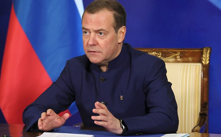 Medvedev: Macron "Crocus Belediye Binası"ndaki terör eylemini finanse etti.