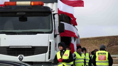 Polonyalı çiftçiler Ukrayna sınırındaki engeli kaldırdı