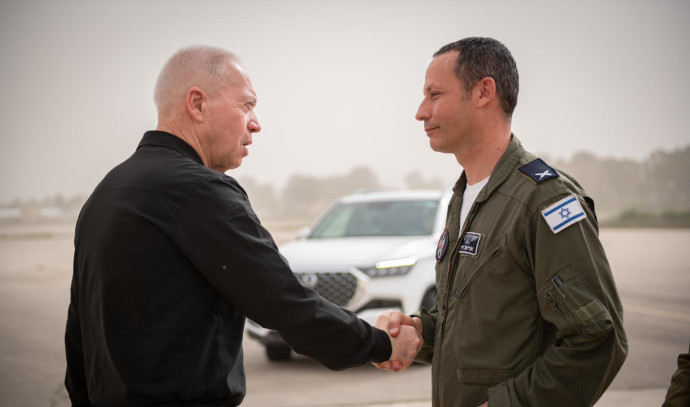 Savunma Bakanı Yoav Gallant Tel Nof hava üssünü ziyaret etti, pilotlarla konuştu - İsrail Haberleri