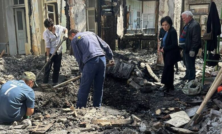 Sergilerden bazıları Abhazya'da yanmış bir galeri binasında bulundu