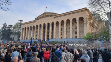 Tiflis'te parlamento binası önünde geniş çaplı bir protesto düzenleniyor - FOTOĞRAF - GÜNCELLEME