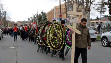 Ukrayna'daki savaşta ölen askere Tskhinvali'de veda edildi