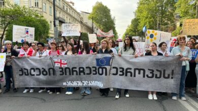 Yüzlerce kadın Tiflis'te yabancı ajanlara ilişkin yasaya karşı yürüdü