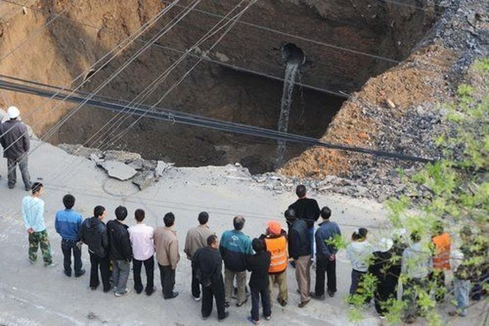 Çin'de otoyolun çökmesi sonucu 18 araç enkaz altında kaldı