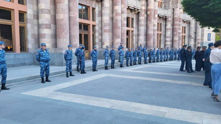 Erivan'da hükümet binası önünde polisle protestocular arasında çatışma çıktı - GÜNCELLEME