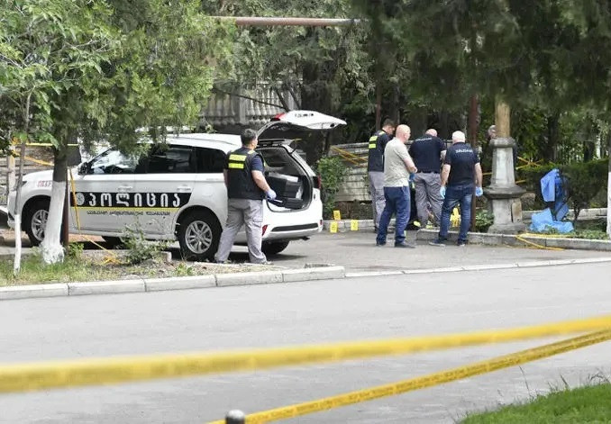 Georgia'da silahlı bir kişi sokakta iki kadını vurdu