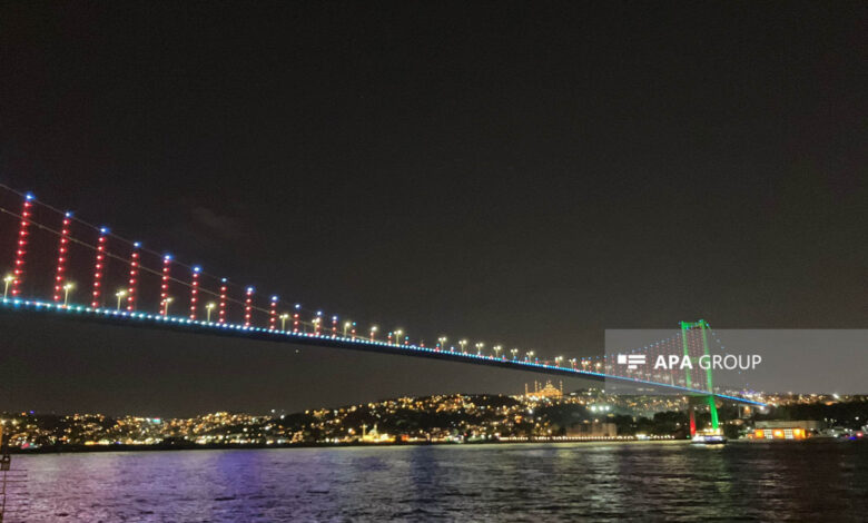 İstanbul'un üç köprüsü Azerbaycan bayrağının renkleriyle aydınlandı - FOTOĞRAF - VİDEO