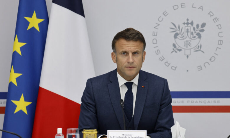 Macron, güvenlik güçlerinin Yeni Kaledonya'da kalmaya devam edeceğini duyurdu