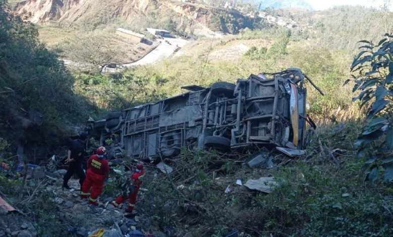 Peru'da otobüsün uçuruma yuvarlanması sonucu 23 kişi hayatını kaybetti