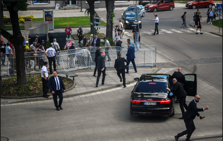 Reuters: Slovakya, Fico'yu öldürmeye çalışan kişinin tek başına hareket etmediği versiyonunu doğruluyor