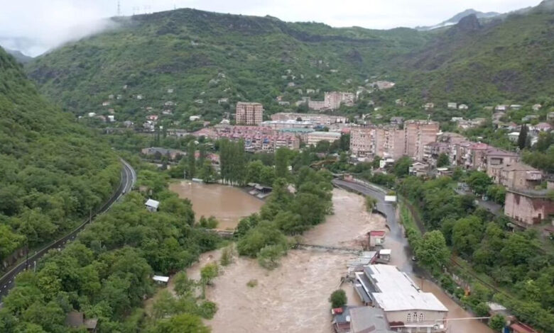 Rusya, Ermenistan'da selden zarar gören demiryolunu onarıyor