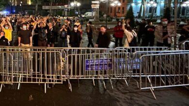 Tiflis'te protestocular şehir merkezindeki setin önünü kapattı